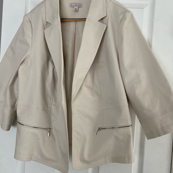 Robe - Picture 12 of 16